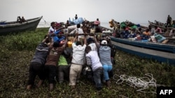 Des déplacés embarqués dans des pirogues sur le Lac Albert fuient les affrontements interethniques à Tchomia, Ituri, le 5 mars 2018.