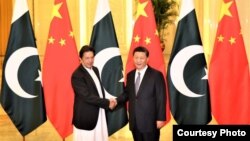 Perdana Menteri Baru Pakistan, Imran Khan, bersama Presiden China Xi Jinping di Beijing, China, 2 November 2018. (Foto: kantor PM Pakistan via Ayaz Gul).