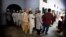 Hindistonlik musulmonlar saylov uchastkasida, Varanasi, Hindiston, 2019-yil, 19-may