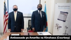 Ntoma ya Amerika na Kinshasa, Mike Hammer (G) na ministre ya Boyokani na molongono ya RDC, Guillaume Manjo, na milulu mya bopesa 50 respirateurs ya Etats-Unis na Kinshasa, 23 septembre 2020. (Ambassade ya Amerika)