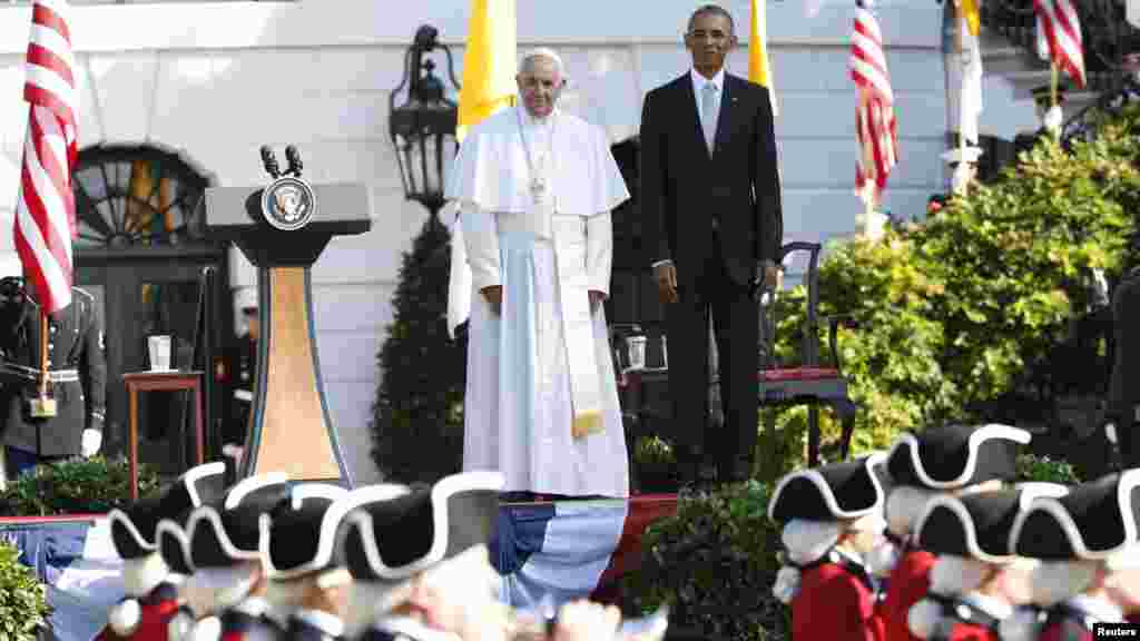 Shugaba Barack Obama Da Fafaroma Francis Na Tsaye Suna Karbar Gaisuwa Daga Dakarun Amurka A Fadar White House, Satumba 23, 2015. &nbsp;