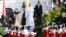 U.S. President Barack Obama (R) and Pope Francis watch onstage as the "Old Guard" fife and drum corps marches past during an official welcome ceremony on the South Lawn at the White House in Washington, Sept. 23, 2015. 