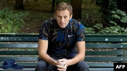លោក Alexie Navalny មេដឹកនាំគណបក្សប្រឆាំងរុស្ស៊ី អង្គុយលើកៅអី នៅទីក្រុងប៊ែរឡាំង ប្រទេសអាល្លឺម៉ង់ កាលពីថ្ងៃទី២៣ ខែកញ្ញា ឆ្នាំ២០២០។