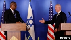 이스라엘을 방문한 로이드 오스틴(왼쪽) 미 국방장관이 9일 요아브 갈란트 이스라엘 국방장관과 공동회견하고 있다.