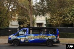 Sebuah bus wisata melintas di luar rumah besar di Beverly Hills, California, 23 November 2024. Di rumah ini, Lyle dan Erik Menendez bersaudara membunuh orang tua mereka pada tahun 1989. (DAVID SWANSON / AFP)