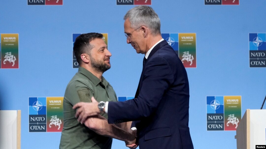 Presiden Ukraina Volodymyr Zelenskyy dan Sekretaris Jenderal NATO Jens Stoltenberg berjabat tangan saat konferensi pers di sela KTT para pemimpin NATO di Vilnius, Lithuania, 12 Juli 2023. (Foto: REUTERS/Ints Kalnins)