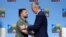 Presiden Ukraina Volodymyr Zelenskyy dan Sekretaris Jenderal NATO Jens Stoltenberg berjabat tangan saat konferensi pers di sela KTT para pemimpin NATO di Vilnius, Lithuania, 12 Juli 2023. (Foto: REUTERS/Ints Kalnins)