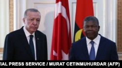 Le président turc Recep Tayyip Erdogan (à gauche) et le président angolais João Lourenço lors de leur rencontre à Luanda, Angola, le 18 octobre 2021.