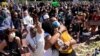 Unas manifestantes se abrazan durante la protesta del 19 de junio en honor de Rayshard Brooks y otras víctimas de la violencia policial en Boston, Massachusetts, el 22 de junio de 2020. 