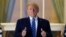 El presidente Donald Trump posa para los fotógrafos en la Casa Blanca a su regreso del Hospital Militar Walter Reed, donde fue asistido tras ser diagnosticado con el COVID-19.