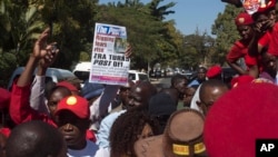 Des manifestants protestent contre la fermeture du journal The Post à Lusaka, Zambie, 22 juin 2016.