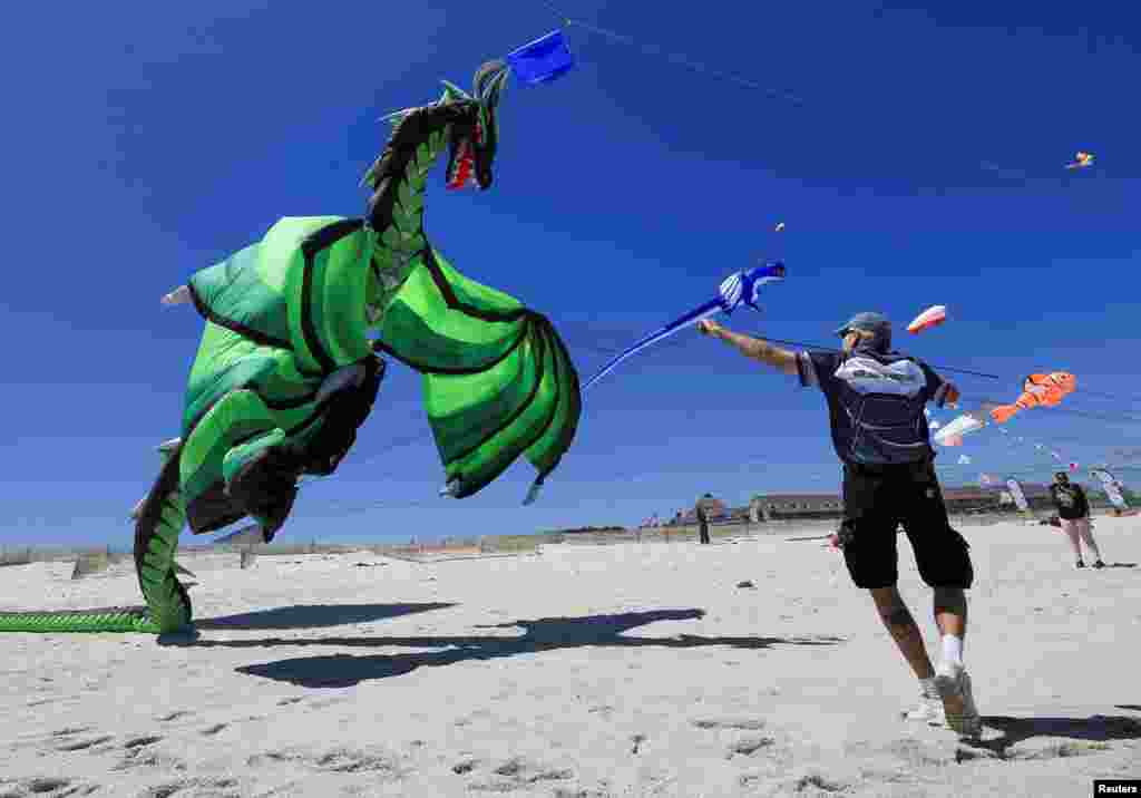 Tony&nbsp;Jetland, a U.S. citizen, holds his kite&#39;s strings during a practice run at Dolphin Beach ahead of this weekend&#39;s 30th&nbsp;Cape&nbsp;Town&nbsp;International&nbsp;Kite&nbsp;Festival in Cape Town, South Africa.