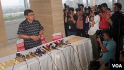 Pelaksana Tugas Sekjen PDIP, Hasto Kristiyanto menjelaskan pertemuannya dengan Ketua KPK Abraham Samad perihal pencalonannya sebagai calon wakil presiden (foto: VOA/Fathiyah)