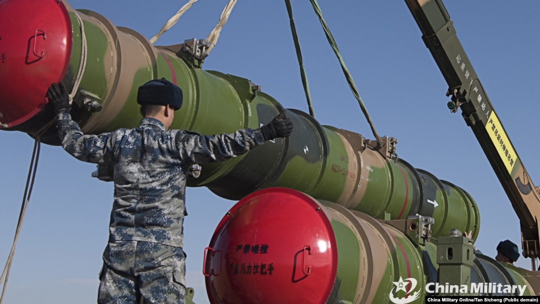 Kineski vojnik utovaruje projektil HQ-22/FK-3 na lansirni kamion (Foto: China Military Online/Tan Sicheng)