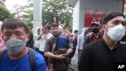 Aksi unjuk rasa pengungsi Afghanistan di luar gedung kantor perwakilan UNHCR di Medan, Sumatera Utara, Selasa, 30 November 2021. (AP Photo/Binsar Bakkara)