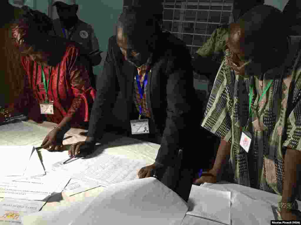 Le dépouillement commence à l&#39;Hôtel de Ville de Niamey,&nbsp;21 février 2016 (VOA/Nicolas Pinault).