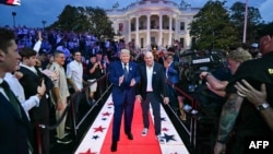 美国总统唐纳德·特朗普和UFC首席执行官达纳·怀特抵达华盛顿白宫南草坪，出席“UFC自由250”综合格斗赛事。（2026年6月14日）