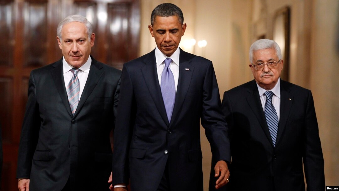 Presiden AS Barack Obama bersama PM Israel Benjamin Netanyahu (kiri) dan Presiden Palestina Mahmoud Abbas di Gedung Putih (foto: 1 September 2010). Obama akan berkunjung ke Timur Tengah Rabu mendatang. 