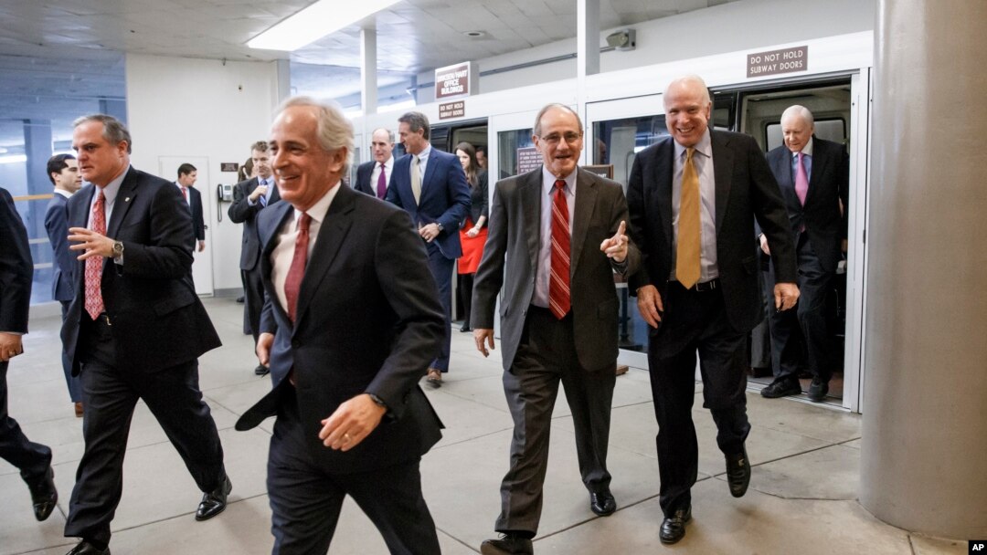 Para senator bergegas memasuki ruang Senat untuk melakukan pemungutan suara untuk mempercepat pengesahan anggaran pertahanan (11/12). (AP/J. Scott Applewhite)
