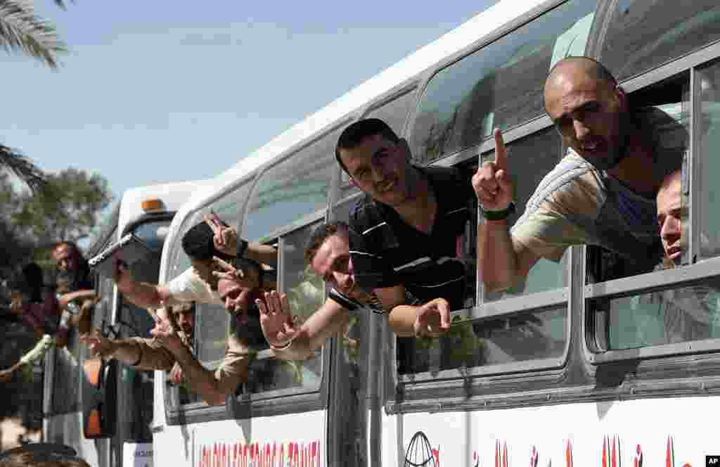 Palestinian prisoners cross to the southern Gaza Strip from the Egyptian side of the Rafah border on October 18, 2011. (AFP)
