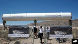 El "Hyperloop" operaría a través de un túnel subterráneo por donde se desplazarían cápsulas con capacidad para una treintena de personas a velocidades hipersónicas.