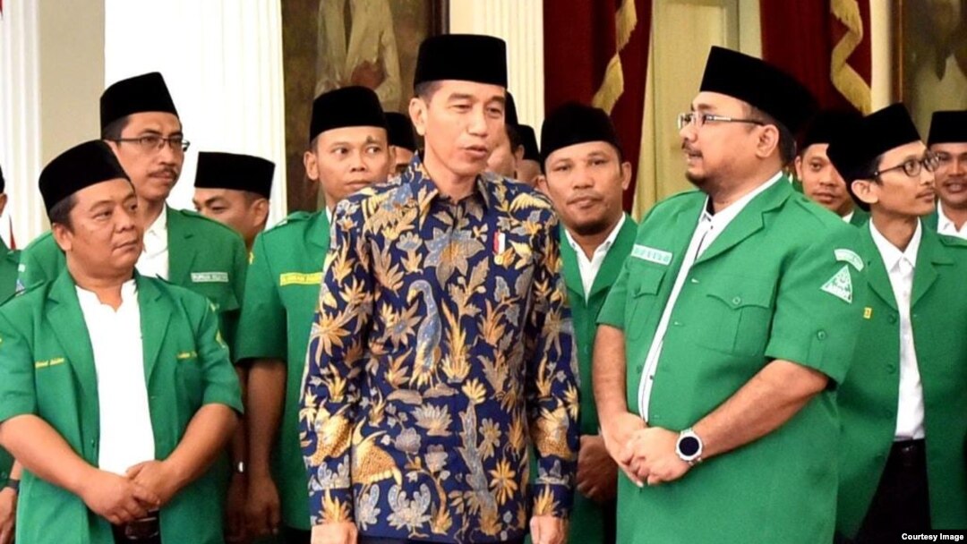 Presiden Joko Widodo berbincang dengan Pimpinan Pusat GP Ansor dan Ketua Umum Yaqut Cholil Qoumas (kanan) (foto: courtesy).