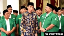 Presiden Joko Widodo berbincang dengan Pimpinan Pusat GP Ansor dan Ketua Umum Yaqut Cholil Qoumas (kanan) (foto: courtesy).