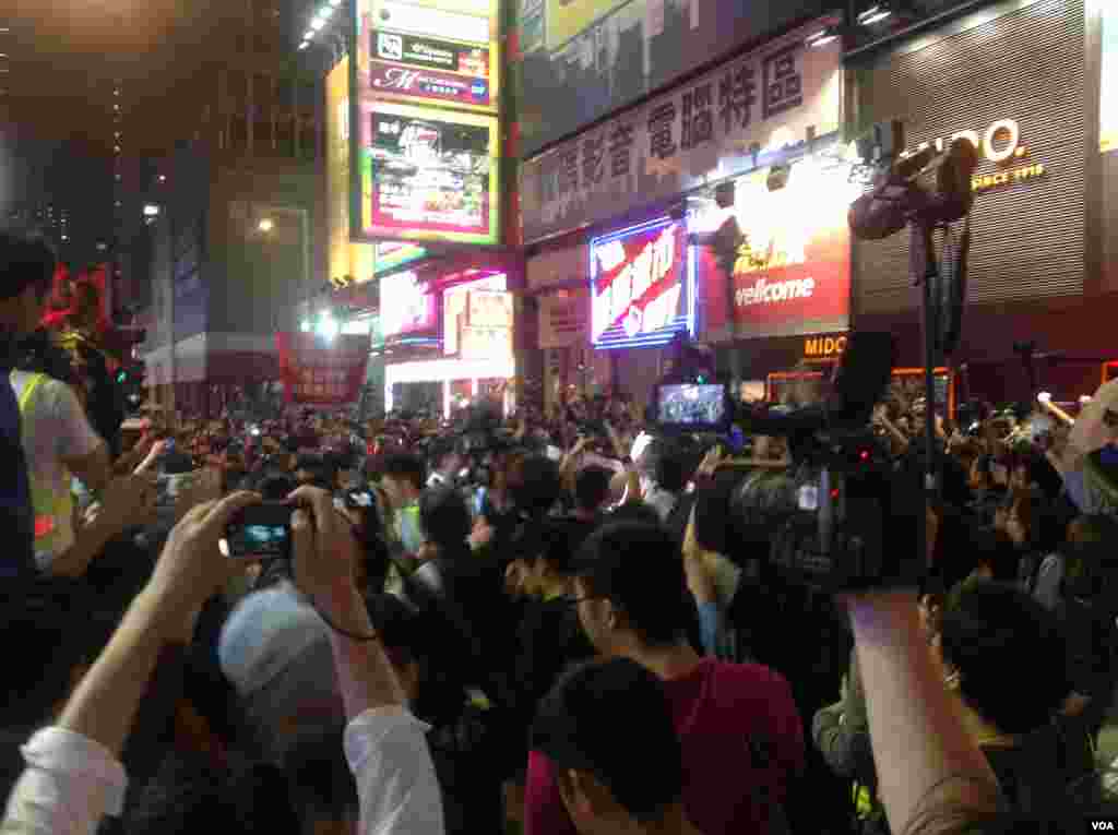 数以百计香港市民在旺角几外路段聚集 (美国之音海彦拍摄)