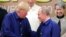 Američki predsednik Donald Tramp i ruski predsednik Vladimir Putin rukuju se na samitu APEC-a u Danangu u Vijetnamu. 