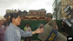 An unidentified resident clashes with a group of Phnom Penh dispatched police officers. 