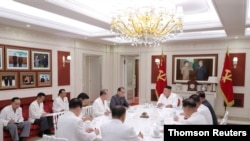 김정은 북한 국무위원장이 5일 노동당 중앙위원회 정무국회의를 주재했다고 관영매체들이 전했다.