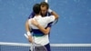 Zagrljaj Danila Medvedevi Novaka Đokovića na mreži posle finala US Opena (Foto: AP)