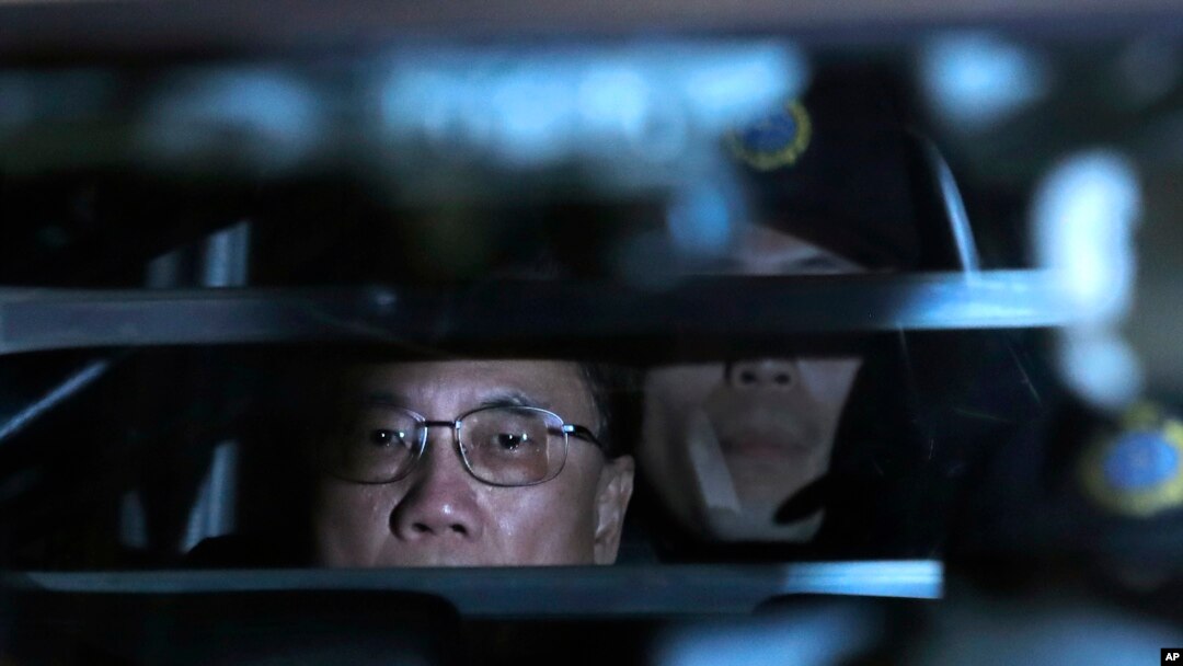 Mantan pemimpin Hong Kong, Donald Tsang, dikawal ketat dalam bus tahanan setelah didakwa bersalah akibat menyalahgunakan wewenang di Hong Kong, 20 Februari 2017 (Foto: dok)