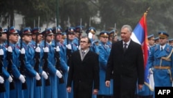 Ministar odbrane Srbije Dragan Šutanovac (D) i ministar odbrane Kraljevine Norveske Espen Bart Eide prolaze pored počasnog voda tokom susreta u Beogradu