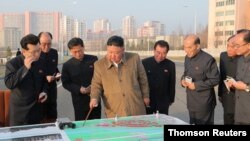 북한의 김정은 국무위원장이 지난 25일 평양에 건설될 주택 단지 부지를 시찰했다. 