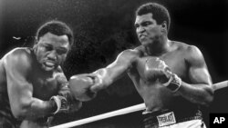 Mohamed Ali et Joe Frazier sur le ring à Manille, Philippines, le 1 octobre 1974.