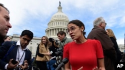  Mwakilishi wa Alexandria Ocasio-Cortez, wa chama cha Demokrat - New York akizungumza na waandishi wa habari wakati wa tukio la kupiga picha ya pamoja na wawakilishi wapya katika Bunge la Marekani, Washington, Nov. 14, 2018.