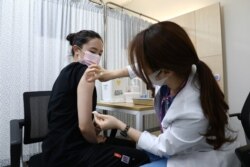 Atlet tenis meja putri Korsel, Jeon Ji-Hee menerima suntikan vaksin COVID-19 produksi Pfizer-BioNTech di Seoul (foto: dok).