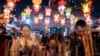 2024年2月9日星期五，香港，信徒们在寺庙烧第一柱香祈福，迎接农历龙年的到来。