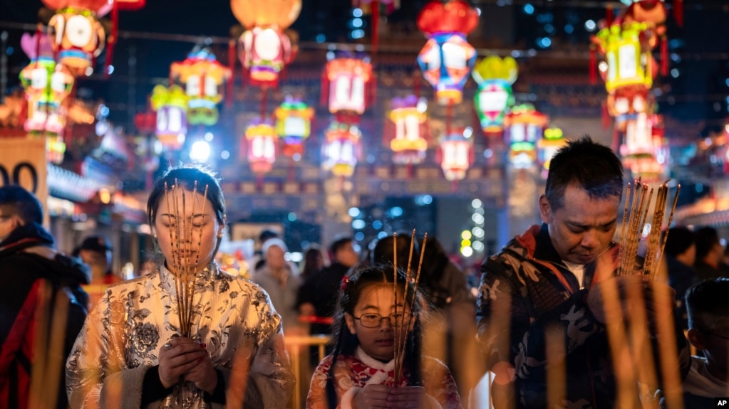 2024年2月9日星期五，香港，信徒们在寺庙烧第一柱香祈福，迎接农历龙年的到来。(photo:VOA)