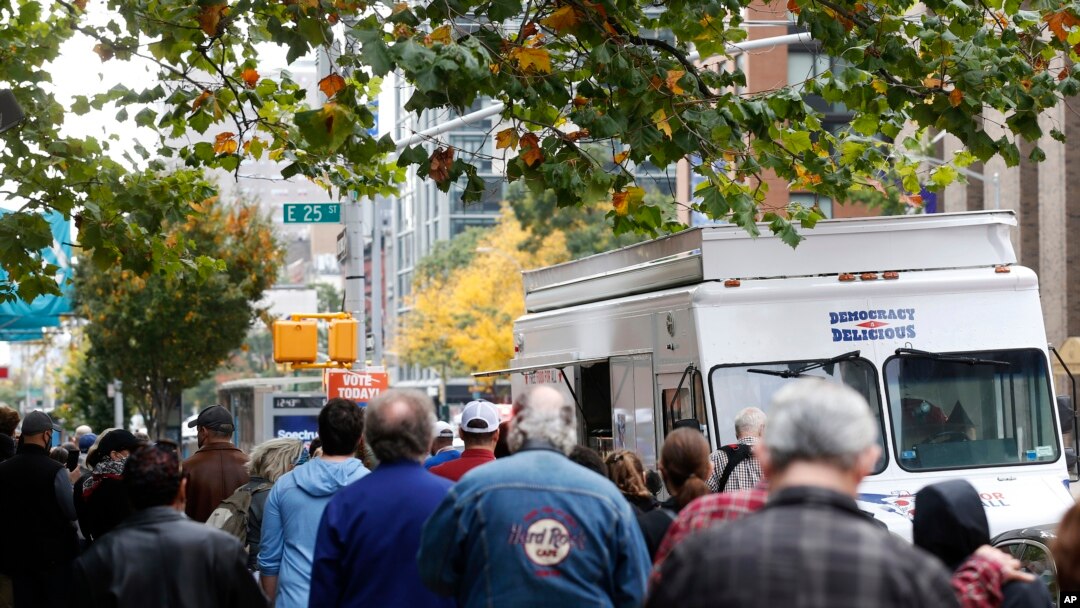 Dugi redovi ispred lokacije za rano glasanje u New Yorku, 24. oktobra 2020. (Foto: AP/Jason DeCrow- Pizza to the Polls)