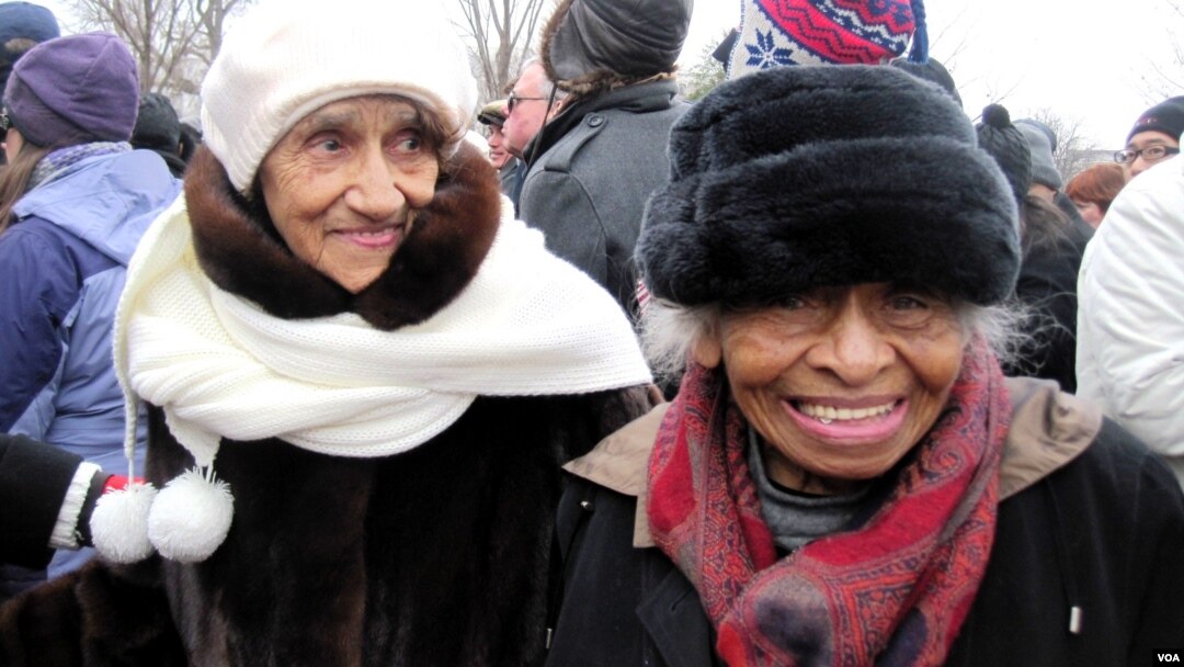 Dr. Olivia Hooker (kanan), salah satu di antara korban selamat dari kerusuhan antar ras di Tulsa Oklahoma tahun 1921 - memuji isi pidato inaugurasi Presiden Obama (foto: VOA/Eva M). 