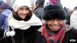 Dr. Olivia Hooker (kanan), salah satu di antara korban selamat dari kerusuhan antar ras di Tulsa Oklahoma tahun 1921 - memuji isi pidato inaugurasi Presiden Obama (foto: VOA/Eva M). 