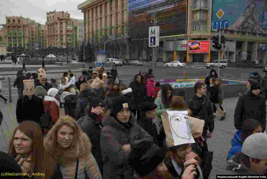 Хода з пакетами на голові під супровід оркестру
