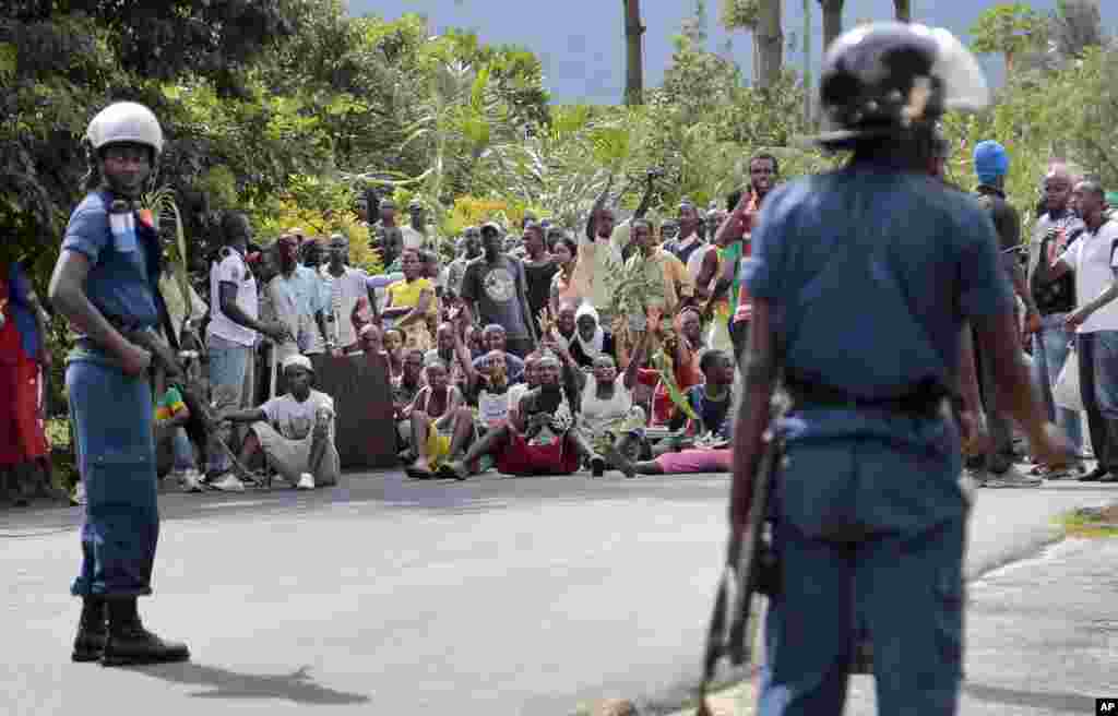 Manifestantes tentam marchar pelas ruas de Bujumbura contra a recandidatura de Pierre Nkurunziza e são travados pela polícia com gás. Burundi, Maio 13, 2015