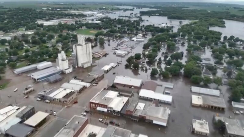 Copters scramble to rescue people in flooded town; heat bears down