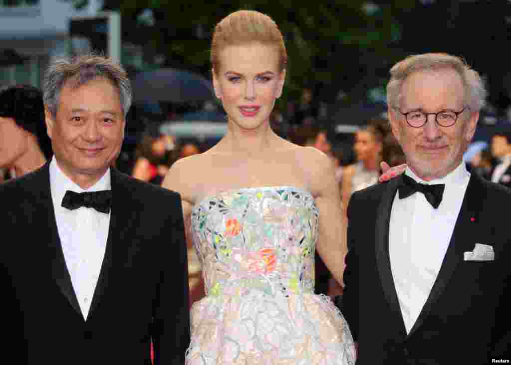 Ketua Dewan Juri Steven Spielberg (kanan) bersama anggota juri, aktris Nicole Kidman dan sutradara Ang Lee sebelum penayangan perdana film &#39;The Great Gatsby&#39; yang membuka festival film Cannes ke-66 yang berlangsung pada 15 Mei sampai 26 Mei.