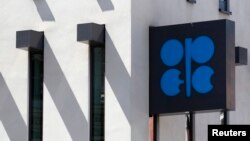 Logo Organisasi Negara-Negara Pengekspor Minyak (OPEC) di luar markas OPEC di Wina, 10 Juni 2014. (Foto:Dok)