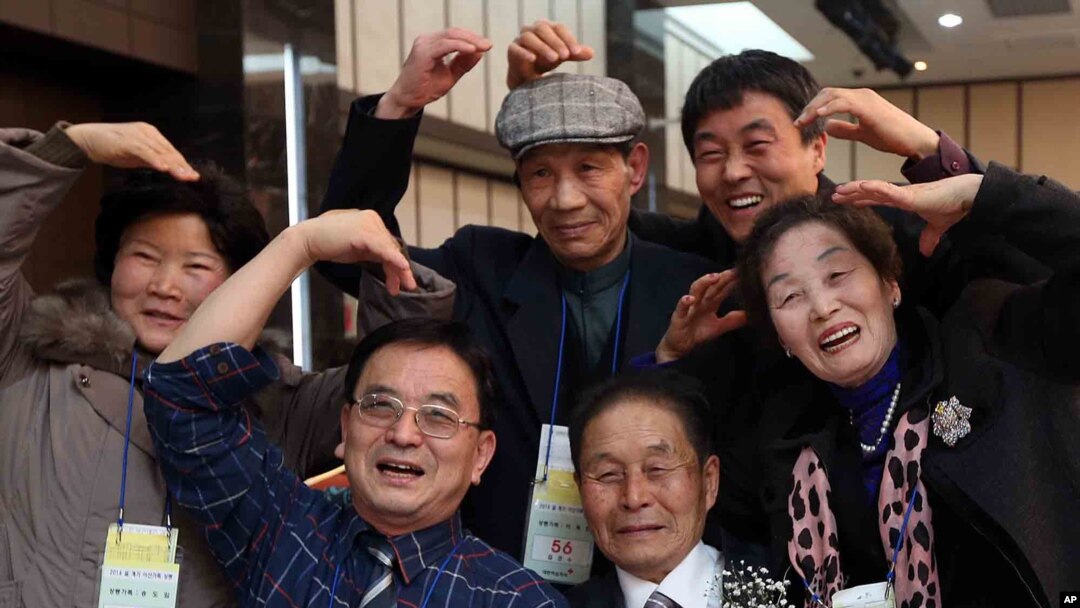 Peserta reuni keluarga antara warga Korea Utara dan Selatan yang terpisah puluhan tahun di Korea Utara. (AP/Yonhap, Lee Ji-eun)