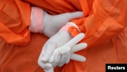 A health worker holds a glove outside the San Jose public hospital emergencies entrance, amid the spread of the coronavirus disease (COVID-19) in Santiago, Chile May 28, 2020. REUTERS/Ivan Alvarado TPX IMAGES OF THE DAY